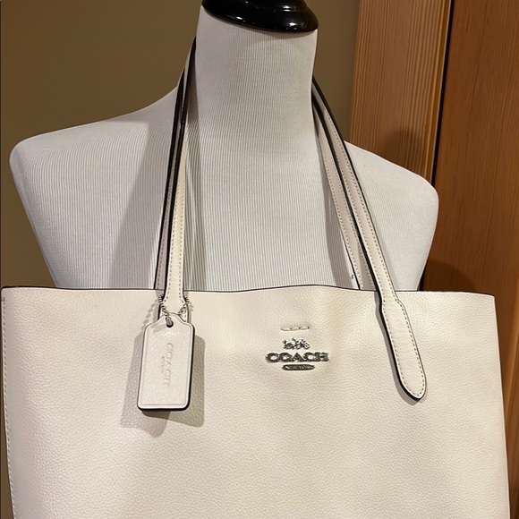 Coach White Pebbled Leather Tote Bag with Signature Hardware - Picture 2 of 7